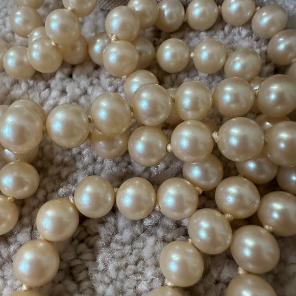 Vintage double strand hand knotted pearl necklace from Mallorca 2 cameo brooches - Picture 15 of 16